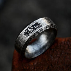 Anillo grabado con runas punk